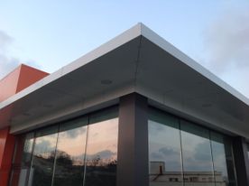 Alue edificio con cristal