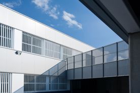 Alue fachada con ventanas